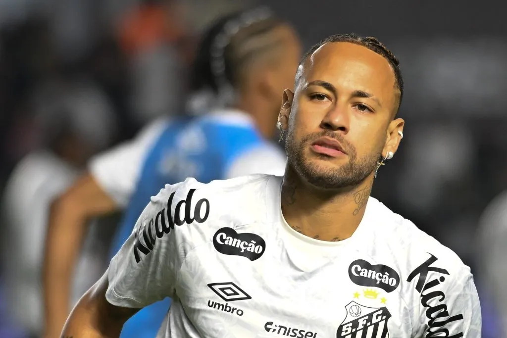 Neymar Jr, jogador do Santos, durante partida contra o Internacional no estadio Vila Belmiro pelo campeonato Brasileiro A 2025. Foto: Jota Erre/AGIF