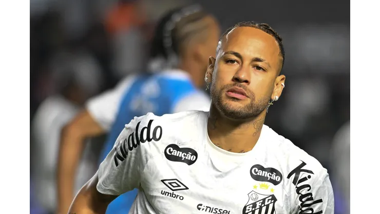 Neymar ainda está se readaptando ao futebol brasileiro. Foto: Jota Erre/AGIF