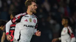 Leo Pereira, jogador do Flamengo, comemora seu gol durante partida contra o Bragantino no estadio Cicero De Souza Marques pelo campeonato Brasileiro A 2025. Foto: Anderson Romao/AGIF