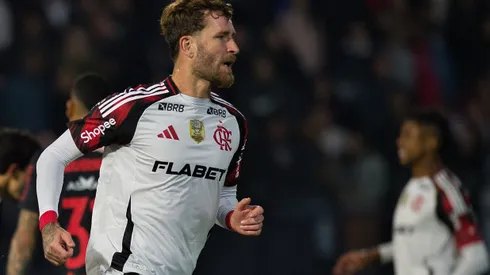 Leo Pereira, jogador do Flamengo, comemora seu gol durante partida contra o Bragantino no estadio Cicero De Souza Marques pelo campeonato Brasileiro A 2025. Foto: Anderson Romao/AGIF