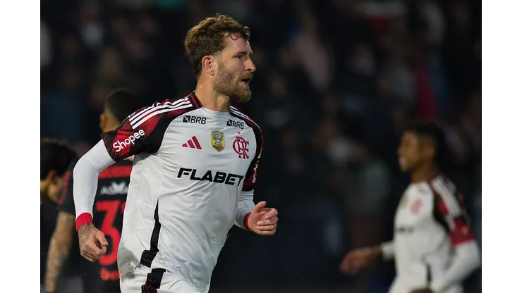 Leo Pereira, jogador do Flamengo, comemora seu gol durante partida contra o Bragantino no estadio Cicero De Souza Marques pelo campeonato Brasileiro A 2025. Foto: Anderson Romao/AGIF
