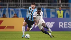 Kannemann e Castillo em disputa de bola no jogo entre Grêmio e Alianza Lima. (Foto: Maxi Franzoi/AGIF)