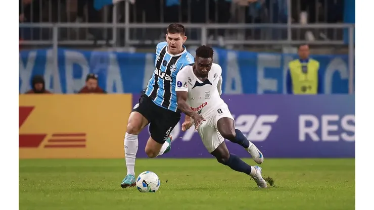 Kannemann e Castillo em disputa de bola no jogo entre Grêmio e Alianza Lima. (Foto: Maxi Franzoi/AGIF)