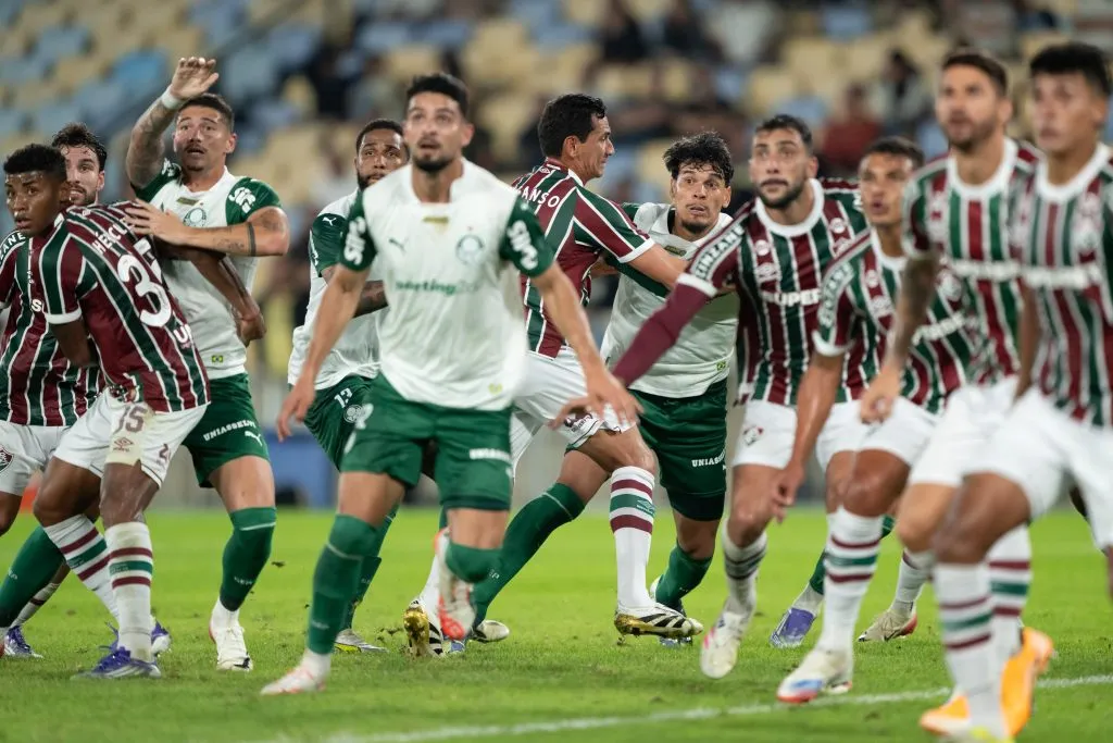 Ganso, jogador do Fluminense disputa lance com Gustavo Gomez jogador do Palmeiras durante partida no estadio Maracana pelo campeonato Brasileiro A 2025. Foto: Jorge Rodrigues/AGIF