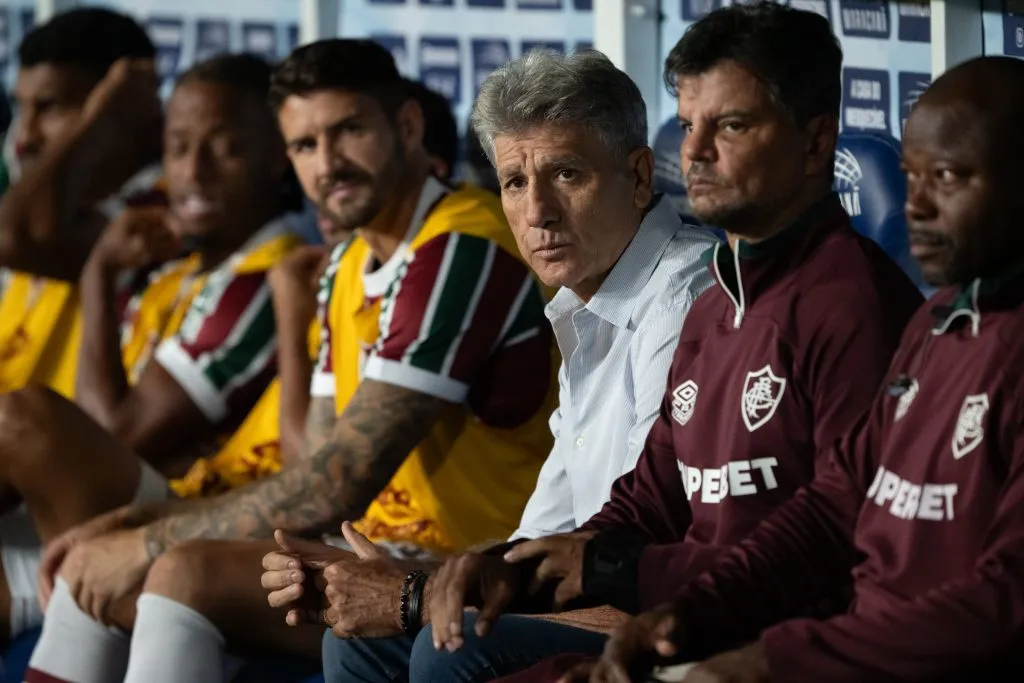 Renato Gaúcho, observa incomodado a performance do Fluminense contra o Palmeiras após segundo gol do rival alviverde no Maracanã. Foto: Jorge Rodrigues/AGIF