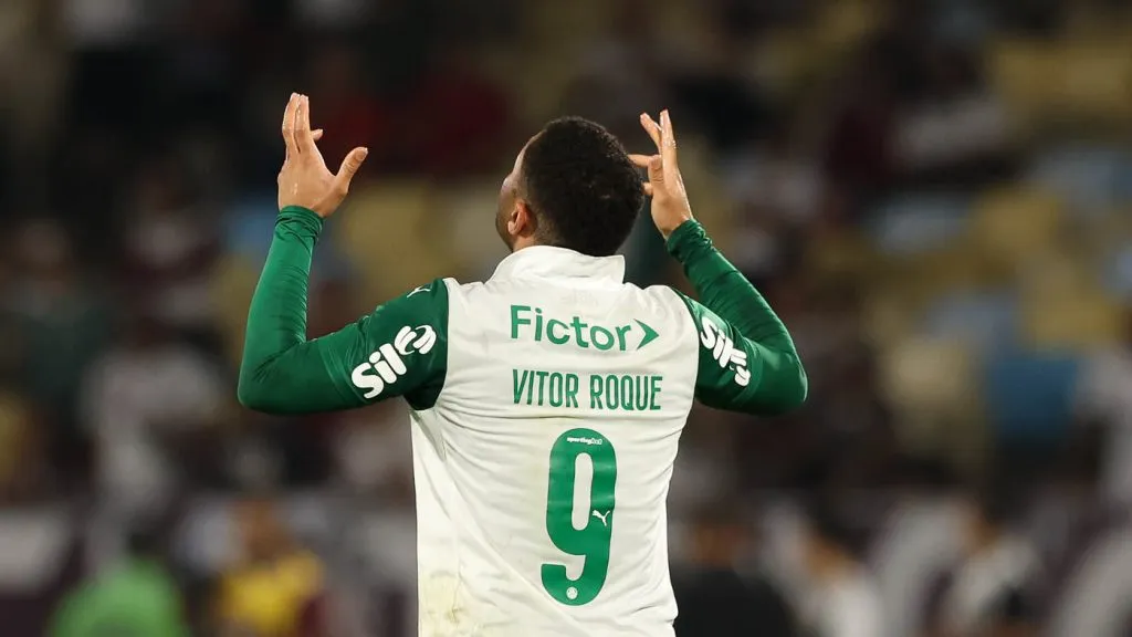 Vitor Roque comemora seu gol contra o Fluminense no Maracanã. (Foto: Cesar Greco/Palmeiras/by Canon)
