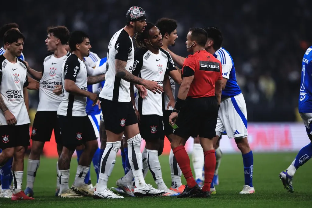SP – SAO PAULO – 23/07/2025 – BRASILEIRO A 2025, CORINTHIANS X CRUZEIRO – O arbitro Alex Gomes Stefano durante partida entre Corinthians e Cruzeiro no estadio Arena Corinthians pelo campeonato Brasileiro A 2025. Foto: Ettore Chiereguini/AGIF