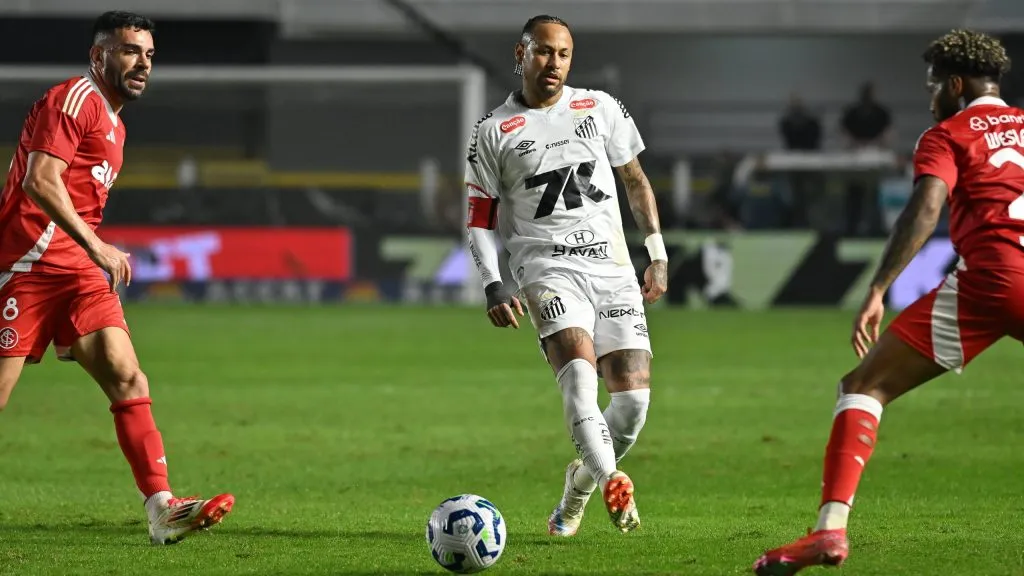 Neymar Jr. cercado pela marcação do Colorado em duelo na Vila Belmiro. O Inter levou a melhor –  Foto: Jota Erre/AGIF