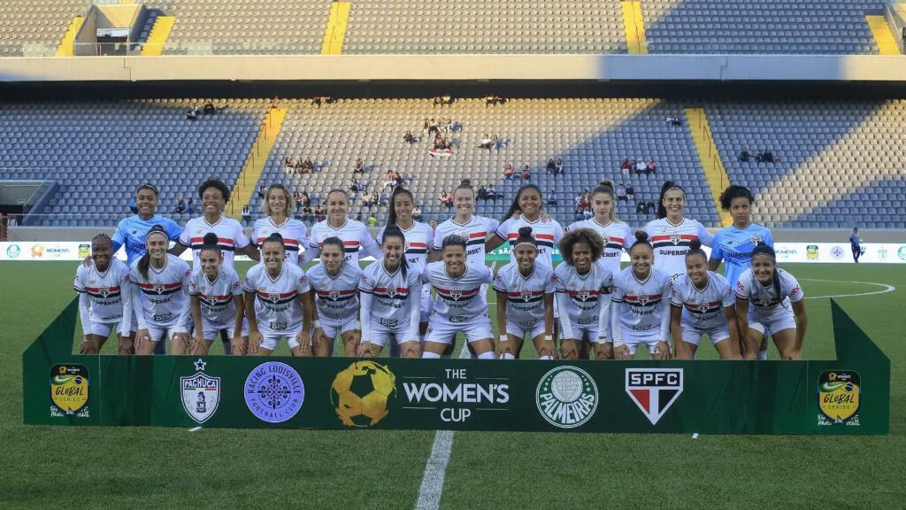 Elenco feminino do São Paulo em campo