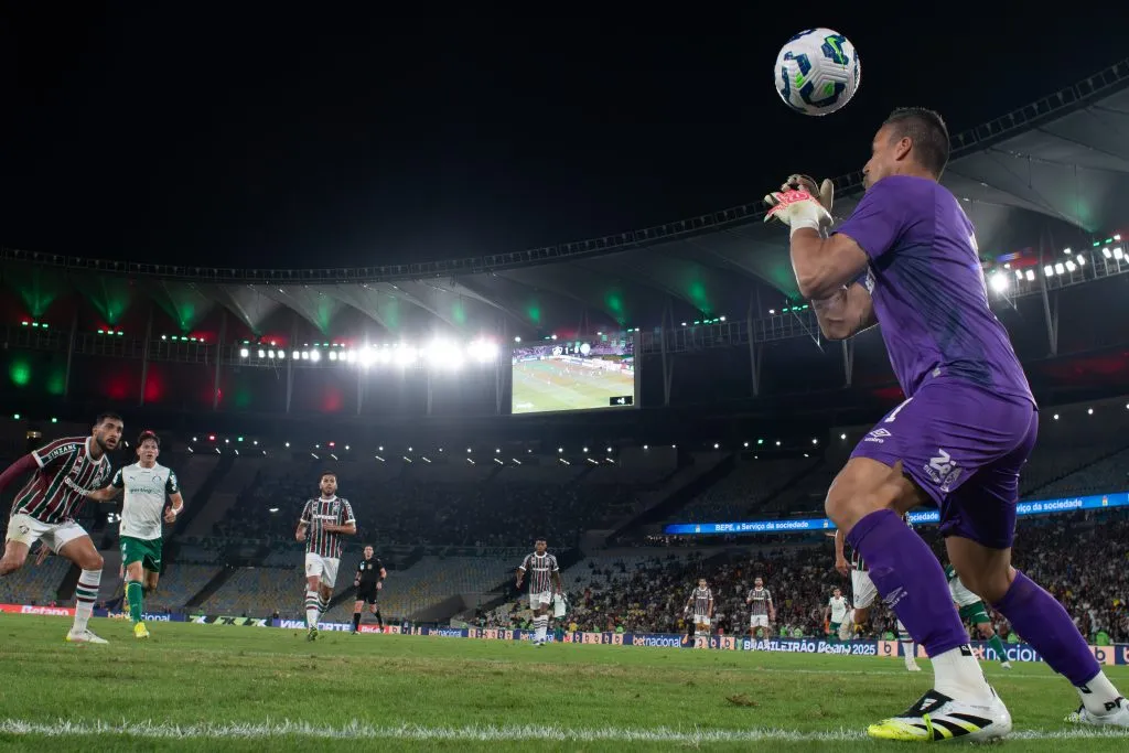 RJ – RIO DE JANEIRO – 23/07/2025 – BRASILEIRO A 2025, FLUMINENSE X PALMEIRAS – Fabio goleiro do Fluminense falha em gol de Mauricio jogador do Palmeiras durante partida no estadio Maracana pelo campeonato Brasileiro A 2025. Foto: Jorge Rodrigues/AGIF