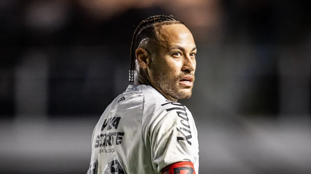 Neymar faz cobrança ao elenco nos bastidores – Fotos: Raul Baretta/ Santos FC.