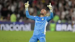 O goleiro do Palmeiras, Weverton, comemora um gol durante a partida