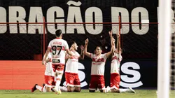 Thiaguinho, jogador do CRB, comemora seu gol durante a partida