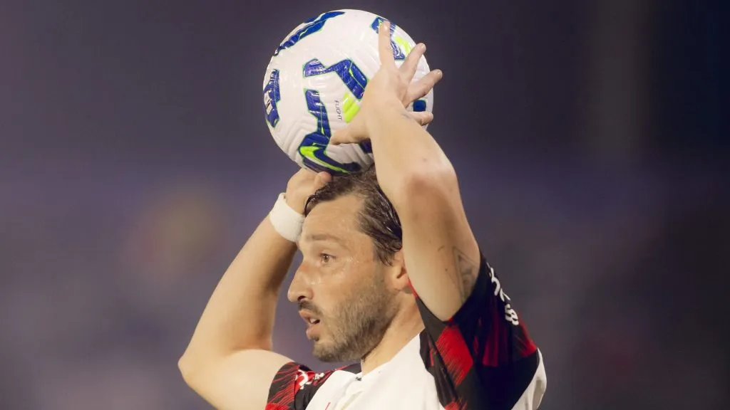 Matias Viña se destaca em campo e recebe elogios do treinador – Foto: Adriano Fontes/Flamengo