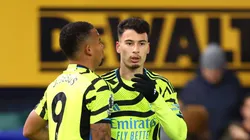 Gabriel Jesus ao lado de Martinelli.