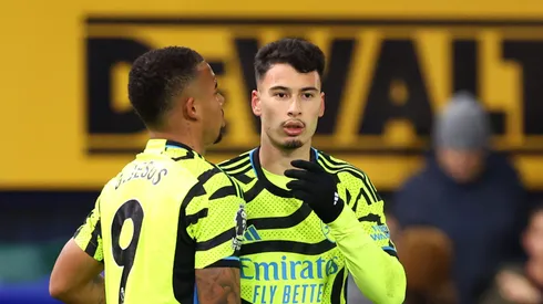 Gabriel Jesus ao lado de Martinelli.