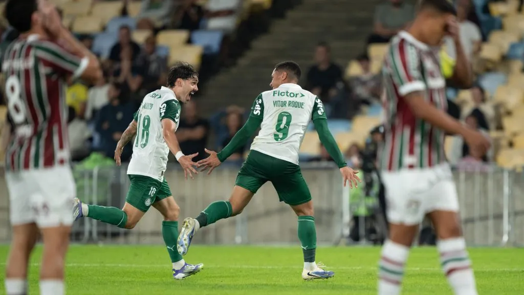 Vitor Roque jogador do Palmeiras comemora seu gol com Mauricio jogador da sua equipe durante partida contra o Fluminense no estadio Maracana. Foto: Jorge Rodrigues/AGIF