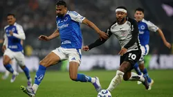 SAO PAULO, BRAZIL - JULY 23: Fabricio Bruno (L) of Cruzeiro fights for the ball against Memphis Depay of Corinthians during a match between Corinthians and Cruzeiro as part of Brasileirao 2025 at Neo Quimica Arena on July 23, 2025 in Sao Paulo, Brazil. (Photo by Miguel Schincariol/Getty Images)