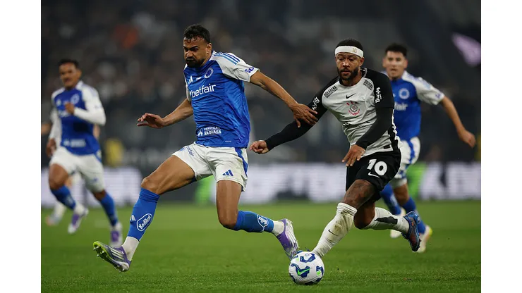 SAO PAULO, BRAZIL - JULY 23: Fabricio Bruno (L) of Cruzeiro fights for the ball against Memphis Depay of Corinthians during a match between Corinthians and Cruzeiro as part of Brasileirao 2025 at Neo Quimica Arena on July 23, 2025 in Sao Paulo, Brazil. (Photo by Miguel Schincariol/Getty Images)