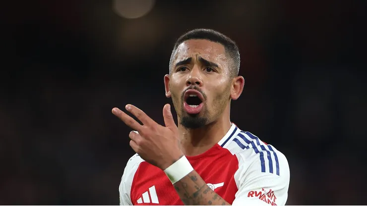 Gabriel Jesus durante jogo do Arsenal pela Copa da Liga Inglesa.