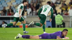 Vitor Roque jogador do Palmeiras comemora seu gol com Mauricio durante partida contra o Fluminense no estadio Maracana. Foto: Jorge Rodrigues/AGIF