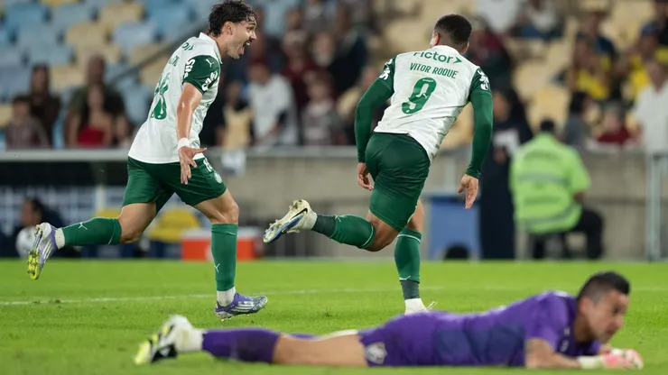 Vitor Roque jogador do Palmeiras comemora seu gol com Mauricio durante partida contra o Fluminense no estadio Maracana. Foto: Jorge Rodrigues/AGIF