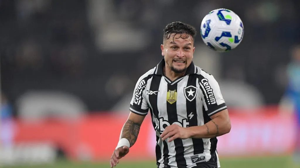Artur jogador do Botafogo durante partida contra o Vitoria no estádio Engenhão pelo campeonato Brasileiro A 2025. Foto: Thiago Ribeiro/AGIF