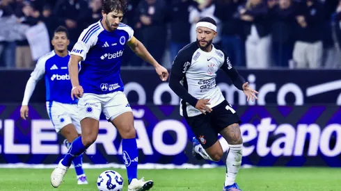 SP – SAO PAULO – 23/07/2025 – BRASILEIRO A 2025, CORINTHIANS X CRUZEIRO – Memphis Depay jogador do Corinthians disputa lance com Lucas Silva jogador do Cruzeiro durante partida no estadio Arena Corinthians pelo campeonato Brasileiro A 2025. Foto: Marcello Zambrana/AGIF