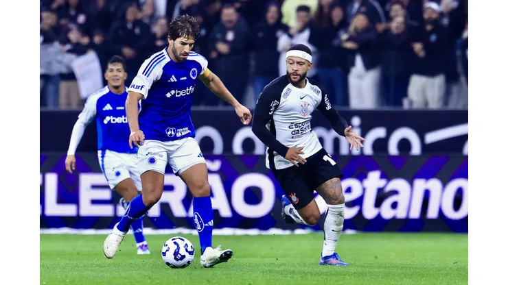 SP - SAO PAULO - 23/07/2025 - BRASILEIRO A 2025, CORINTHIANS X CRUZEIRO - Memphis Depay jogador do Corinthians disputa lance com Lucas Silva jogador do Cruzeiro durante partida no estadio Arena Corinthians pelo campeonato Brasileiro A 2025. Foto: Marcello Zambrana/AGIF