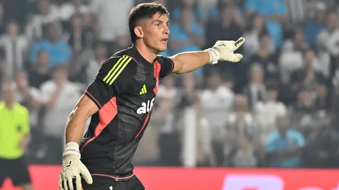 SP - SANTOS - 23/07/2025 - BRASILEIRO A 2025, SANTOS X INTERNACIONAL - Rochet jogador do Internacional durante partida contra o Santos no estadio Vila Belmiro pelo campeonato Brasileiro A 2025. Foto: Jota Erre/AGIF