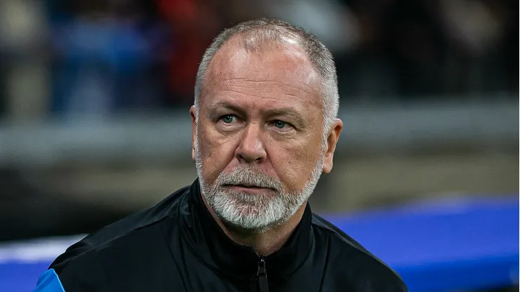 MG - BELO HORIZONTE - 13/07/2025 - BRASILEIRO A 2025, CRUZEIRO X GREMIO - Mano Mene Menezes tecnico do Gremio durante partida contra o Cruzeiro no estadio Mineirao pelo campeonato Brasileiro A 2025. Foto: Fernando Moreno/AGIF