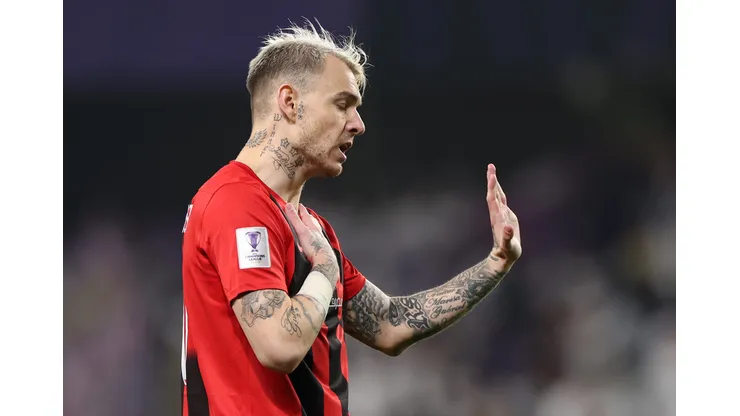 Roger Guedes, em atuando em partida pelo Al-Rayyan pelo Campeonato do Catar (Foto: Francois Nel/Getty Images)