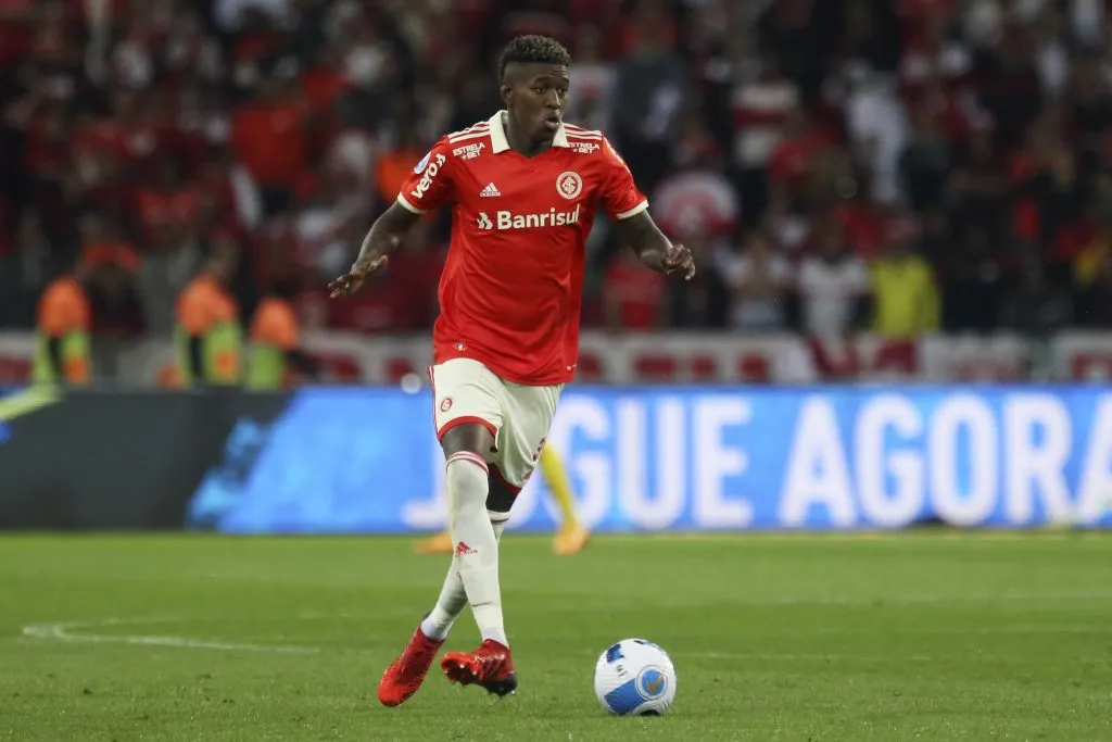 Vitão, zagueiro do Internacional em partida pelo Campeonato Brasileiro.(Foto: Fernando Alves/Getty Images)