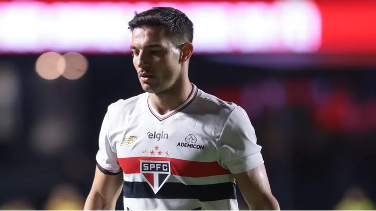 Cédric Soares não teve mais uma vez atuação convincente pelo SPFC e foi criticado na web