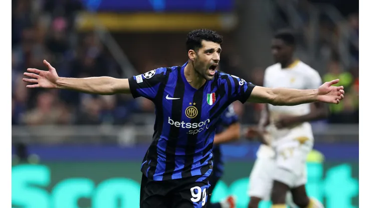 Medhi Taremi, jogador da Inter de MIlão em partida pela UEFA Champions League (Foto: Marco Luzzani/Getty Images).