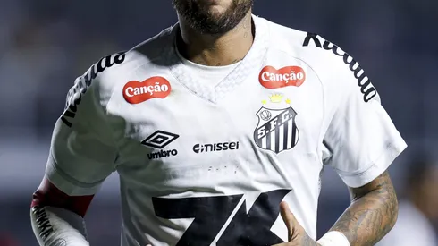 Neymar, jogador do Santos em partida do Campeonato Brasileiro contra o Flamengo (Foto: Ricardo Moreira/Getty Images)