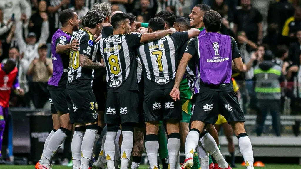 Elenco do Galo celebra classificação com Everson Foto: Fernando Moreno/AGIF