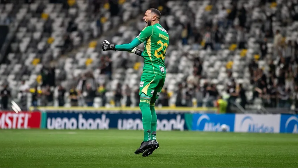 Everson foi o herói da partida em classificação na Sul-Americana – Foto: Fernando Moreno/AGIF