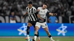 RJ - RIO DE JANEIRO - 14/09/2024 - BRASILEIRO A 2024, BOTAFOGO X CORINTHIANS - Danilo Barbosa jogador do Botafogo disputa lance com Rodrigo Garro jogador do Corinthians durante partida no estadio Engenhao pelo campeonato Brasileiro A 2024. Foto: Thiago Ribeiro/AGIF
