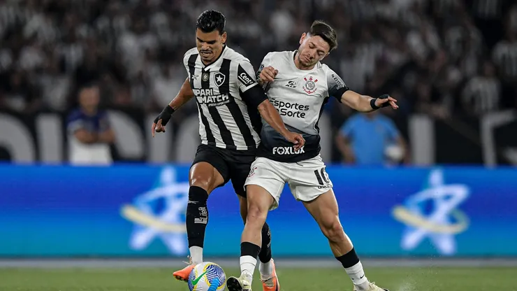 RJ - RIO DE JANEIRO - 14/09/2024 - BRASILEIRO A 2024, BOTAFOGO X CORINTHIANS - Danilo Barbosa jogador do Botafogo disputa lance com Rodrigo Garro jogador do Corinthians durante partida no estadio Engenhao pelo campeonato Brasileiro A 2024. Foto: Thiago Ribeiro/AGIF