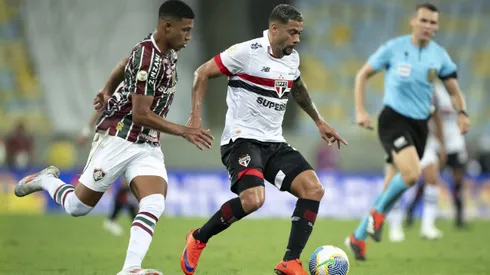 RJ - RIO DE JANEIRO - 01/09/2024 - BRASILEIRO A 2024, FLUMINENSE X SAO PAULO - Kaua Elias jogador do Fluminense disputa lance com Wellington Rato jogador do Sao Paulo durante partida no estadio Maracana pelo campeonato Brasileiro A 2024. Foto: Jorge Rodrigues/AGIF