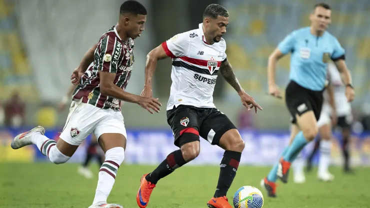 RJ - RIO DE JANEIRO - 01/09/2024 - BRASILEIRO A 2024, FLUMINENSE X SAO PAULO - Kaua Elias jogador do Fluminense disputa lance com Wellington Rato jogador do Sao Paulo durante partida no estadio Maracana pelo campeonato Brasileiro A 2024. Foto: Jorge Rodrigues/AGIF