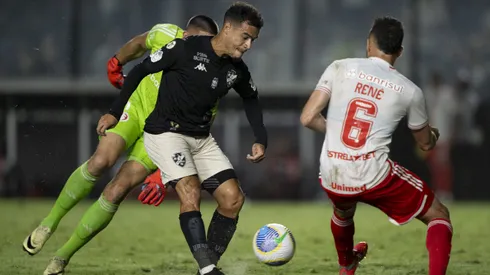 RJ - RIO DE JANEIRO - 21/11/2024 - BRASILEIRO A 2024, VASCO X INTERNACIONAL - Philippe Coutinho jogador do Vasco durante partida contra o Internacional no estadio Sao Januario pelo campeonato Brasileiro A 2024. Foto: Jorge Rodrigues/AGIF