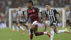 RJ - RIO DE JANEIRO - 13/11/2024 - BRASILEIRO A 2024, FLAMENGO X ATLETICO-MG - Bruno Henrique jogador do Flamengo disputa lance com jogador do Atletico-MG durante partida no estadio Maracana pelo campeonato Brasileiro A 2024. Foto: Andre Mourao/AGIF