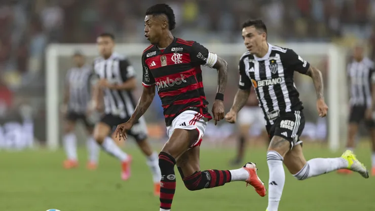 RJ - RIO DE JANEIRO - 13/11/2024 - BRASILEIRO A 2024, FLAMENGO X ATLETICO-MG - Bruno Henrique jogador do Flamengo disputa lance com jogador do Atletico-MG durante partida no estadio Maracana pelo campeonato Brasileiro A 2024. Foto: Andre Mourao/AGIF