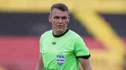 Zanovelli apitando partida na Ilha do Retiro