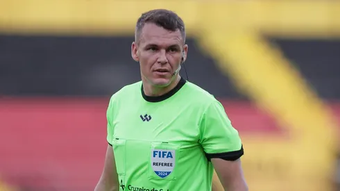 Zanovelli apitando partida na Ilha do Retiro