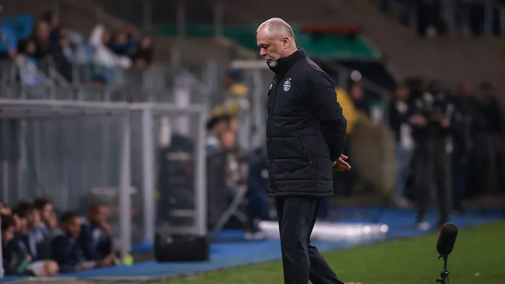 Mano Menezes monta estratégia para evolução do Grêmio – Foto: Maxi Franzoi/AGIF