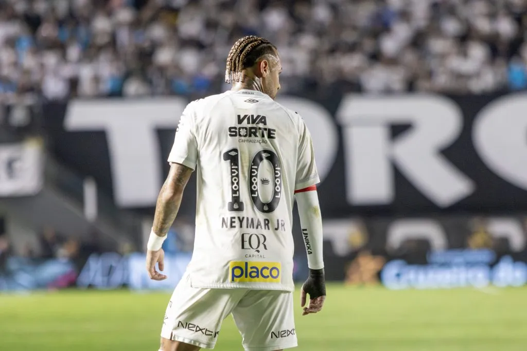 SP – SANTOS – 23/07/2025 – BRASILEIRO A 2025, SANTOS X INTERNACIONAL – Neymar Jr jogador do Santos durante partida contra o Internacional no estadio Vila Belmiro pelo campeonato Brasileiro A 2025. Foto: Lucas Gabriel Cardoso/AGIF