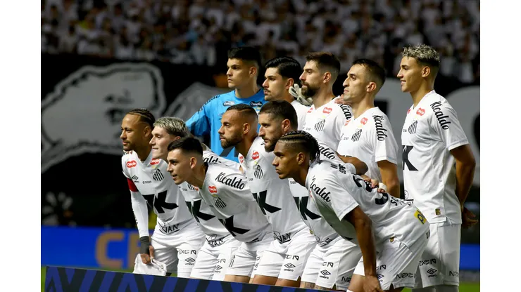 Segundo a IA, Santos vence e afunda ainda mais o Sport na lanterna. Foto: Mauricio De Souza/AGIF